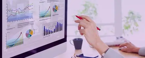 Картинка рабочего ноутбука менеджера с диаграммами и графиками по продажам