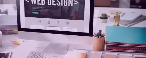 Картинка офиса с макбуком и рабочим столом на экране