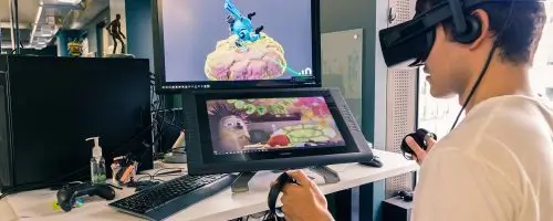 Картинка мальчик играет в VR игру